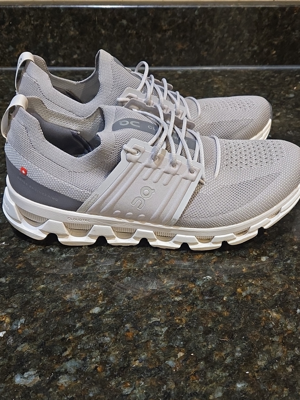 EUC Men's Sz 11.5 On Cloud Cloudswift Gray And White Shoes